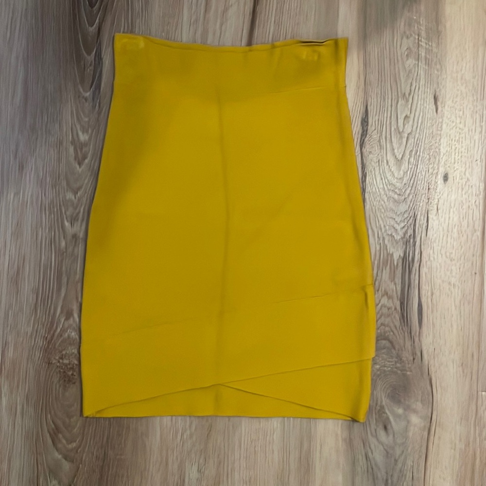 BCBG MaxArzia Beautiful mustard bandage skirt. Flattering for every body type.